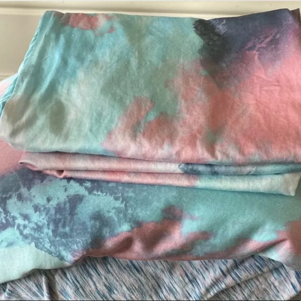 Ivivva Turquoise and Pink Cloud Print Duvet Cover
